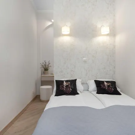 Appartamento Beige In Center With Office By Renters