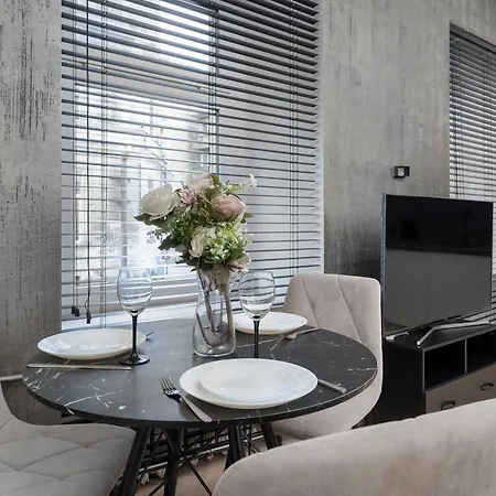 Appartamento Beige In Center With Office By Renters Breslavia